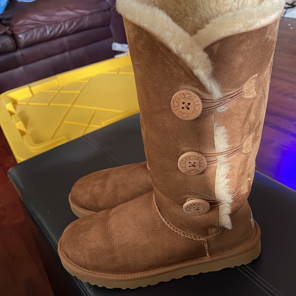 Ugg - Picture 2 of 9